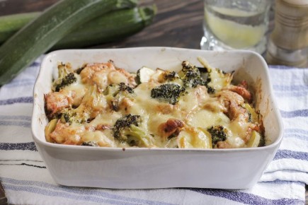 Гратен с индейкой, картофелем и цукини под сырной корочкой