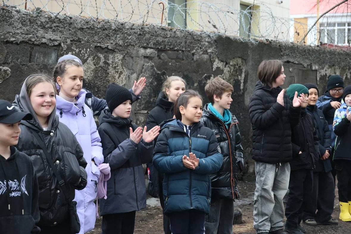 ПРОФЕССИЯ – ЗАЩИЩАТЬ. . Патриотическое мероприятие для школьников провели в Елизове полицейские и кинологи Сотрудники ОМВД России по Елизовскому району организовали познавательную экскурсию для учащихся Елизовской средней... ПРОФЕССИЯ – ЗАЩИЩАТЬ. . Патриотическое мероприятие для школьников провели в Елизове полицейские и кинологи Сотрудники ОМВД России по Елизовскому району организовали познавательную экскурсию для учащихся Елизовской средней...