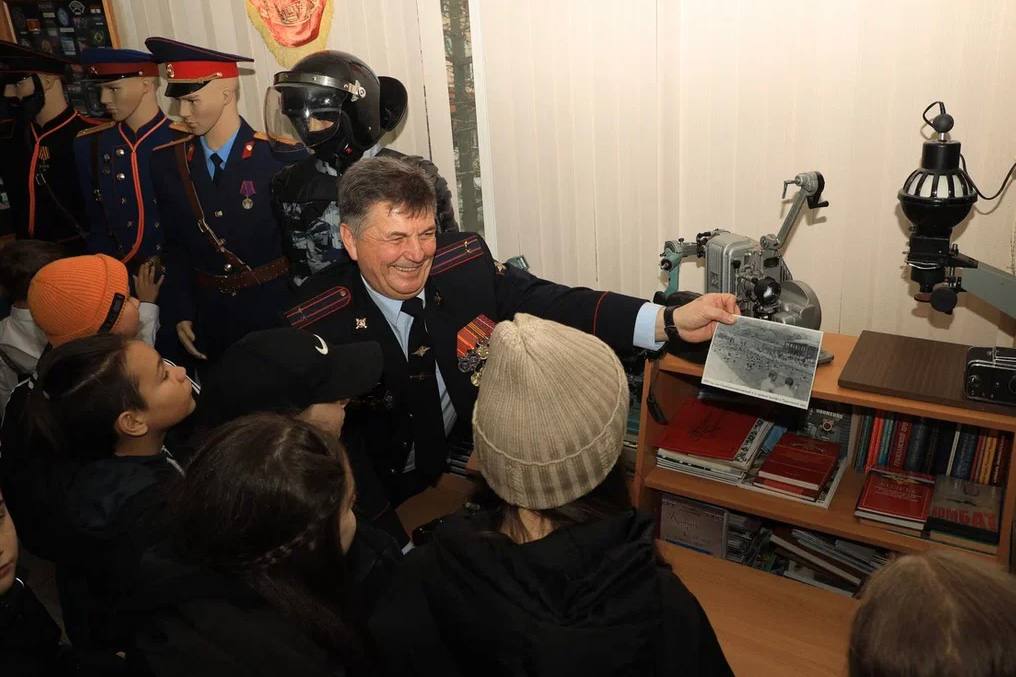 ПРОФЕССИЯ – ЗАЩИЩАТЬ. . Патриотическое мероприятие для школьников провели в Елизове полицейские и кинологи Сотрудники ОМВД России по Елизовскому району организовали познавательную экскурсию для учащихся Елизовской средней... ПРОФЕССИЯ – ЗАЩИЩАТЬ. . Патриотическое мероприятие для школьников провели в Елизове полицейские и кинологи Сотрудники ОМВД России по Елизовскому району организовали познавательную экскурсию для учащихся Елизовской средней...