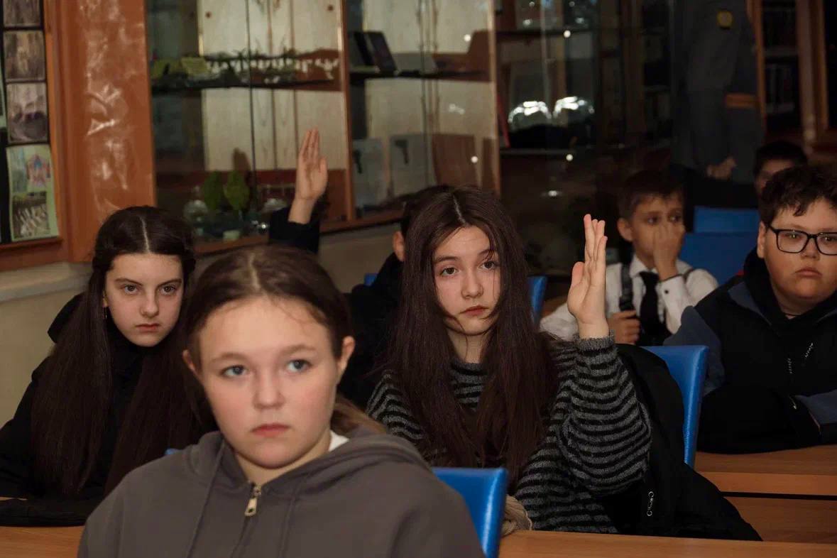 ПРОФЕССИЯ – ЗАЩИЩАТЬ. . Патриотическое мероприятие для школьников провели в Елизове полицейские и кинологи Сотрудники ОМВД России по Елизовскому району организовали познавательную экскурсию для учащихся Елизовской средней... ПРОФЕССИЯ – ЗАЩИЩАТЬ. . Патриотическое мероприятие для школьников провели в Елизове полицейские и кинологи Сотрудники ОМВД России по Елизовскому району организовали познавательную экскурсию для учащихся Елизовской средней...