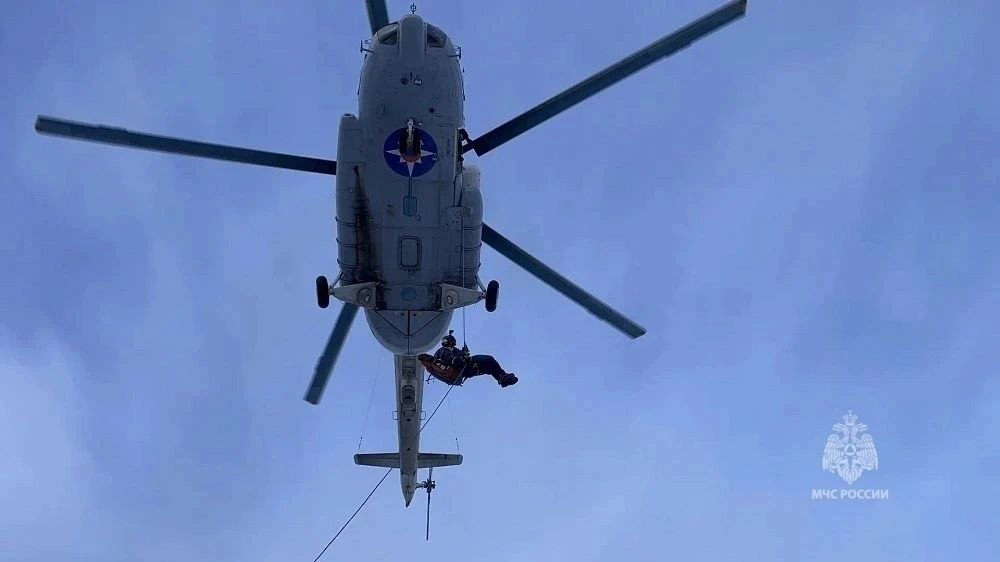 Камчатские спасатели отработали экстремальные спуски с вертолёта