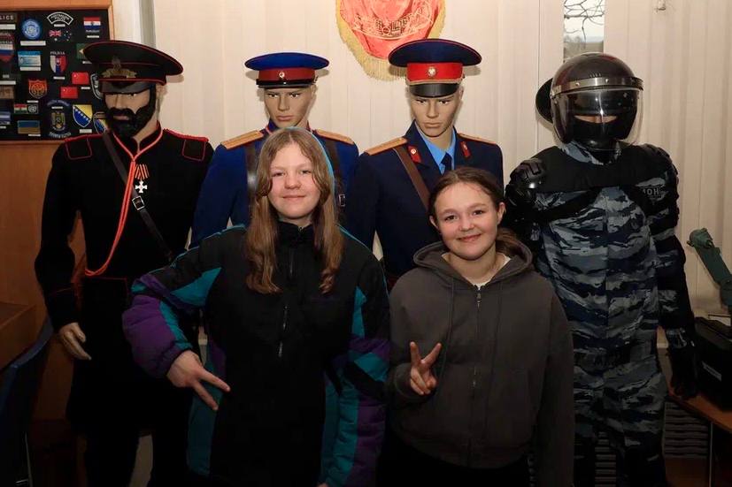 ПРОФЕССИЯ – ЗАЩИЩАТЬ. . Патриотическое мероприятие для школьников провели в Елизове полицейские и кинологи Сотрудники ОМВД России по Елизовскому району организовали познавательную экскурсию для учащихся Елизовской средней... ПРОФЕССИЯ – ЗАЩИЩАТЬ. . Патриотическое мероприятие для школьников провели в Елизове полицейские и кинологи Сотрудники ОМВД России по Елизовскому району организовали познавательную экскурсию для учащихся Елизовской средней...