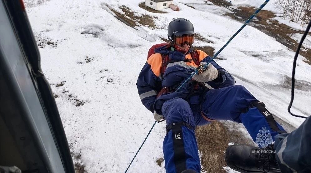 Камчатские спасатели отработали экстремальные спуски с вертолёта Камчатские спасатели отработали экстремальные спуски с вертолёта