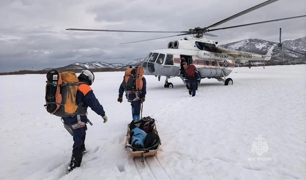 Камчатские спасатели отработали дневные и ночные спуски с вертолёта Камчатские спасатели отработали дневные и ночные спуски с вертолёта