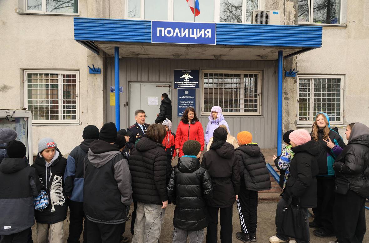 ПРОФЕССИЯ – ЗАЩИЩАТЬ. . Патриотическое мероприятие для школьников провели в Елизове полицейские и кинологи Сотрудники ОМВД России по Елизовскому району организовали познавательную экскурсию для учащихся Елизовской средней... ПРОФЕССИЯ – ЗАЩИЩАТЬ. . Патриотическое мероприятие для школьников провели в Елизове полицейские и кинологи Сотрудники ОМВД России по Елизовскому району организовали познавательную экскурсию для учащихся Елизовской средней...