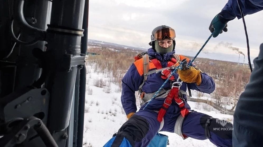 Камчатские спасатели отработали экстремальные спуски с вертолёта Камчатские спасатели отработали экстремальные спуски с вертолёта