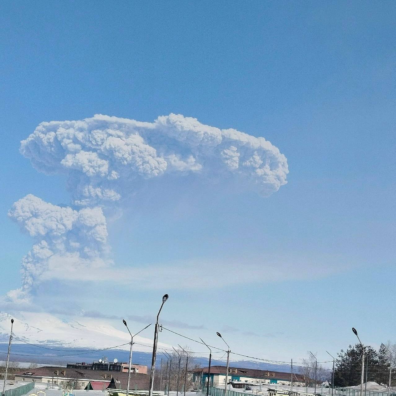 Мощный столб пепла на 10,6 км запустил камчатский Шивелуч