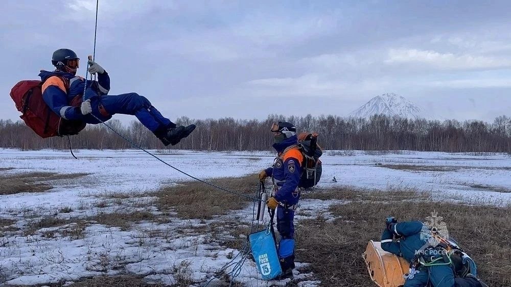 Камчатские спасатели отработали экстремальные спуски с вертолёта Камчатские спасатели отработали экстремальные спуски с вертолёта