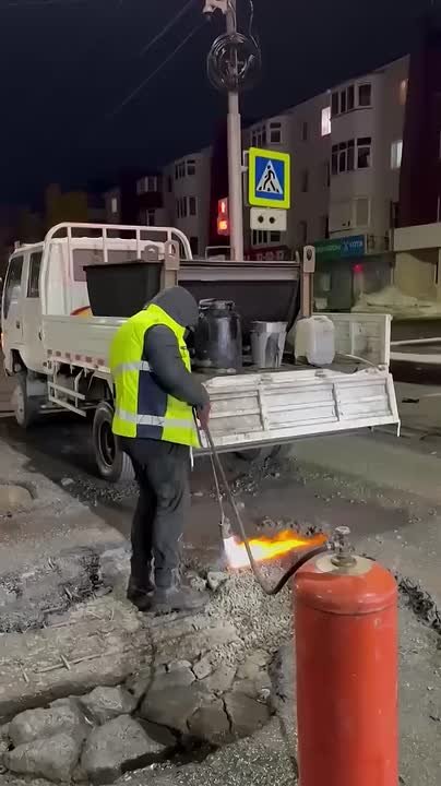 Дорожники по ночам ведут работы по временному ремонту проезжей части центральной дороги