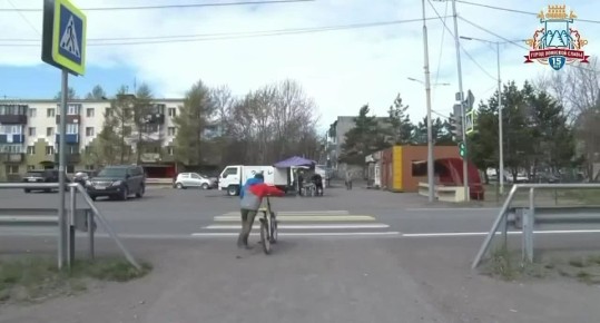 Чтобы обезопасить ребёнка на дороге в тёмное время суток или в период плохой видимости, родителям необходимо использовать световозвращающие элементы (СВЭ)