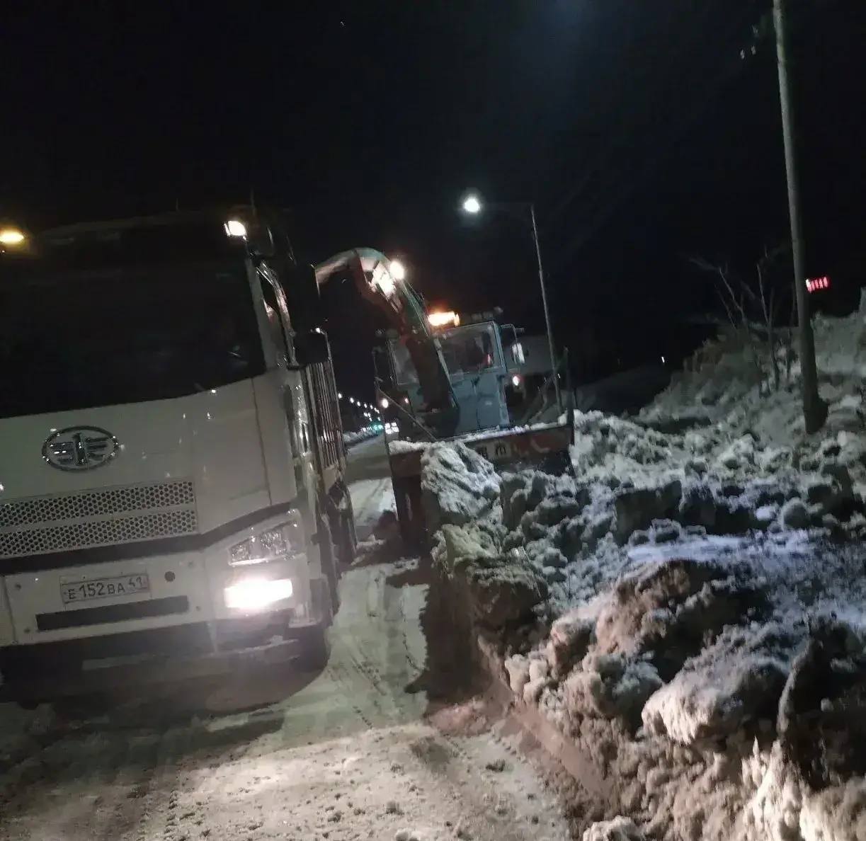 Город день за днем. 7 апреля 2026 года Коммунальные службы продолжают работы по расчистке и вывозу снежных масс Город день за днем. 7 апреля 2026 года Коммунальные службы продолжают работы по расчистке и вывозу снежных масс