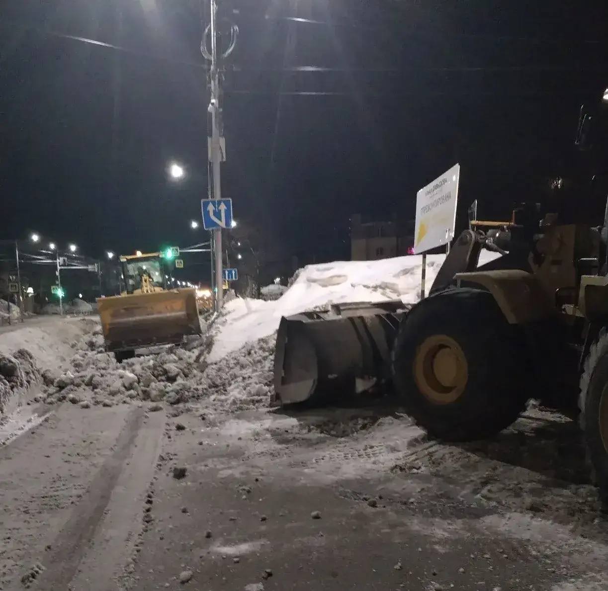 Город день за днем. 7 апреля 2026 года Коммунальные службы продолжают работы по расчистке и вывозу снежных масс Город день за днем. 7 апреля 2026 года Коммунальные службы продолжают работы по расчистке и вывозу снежных масс