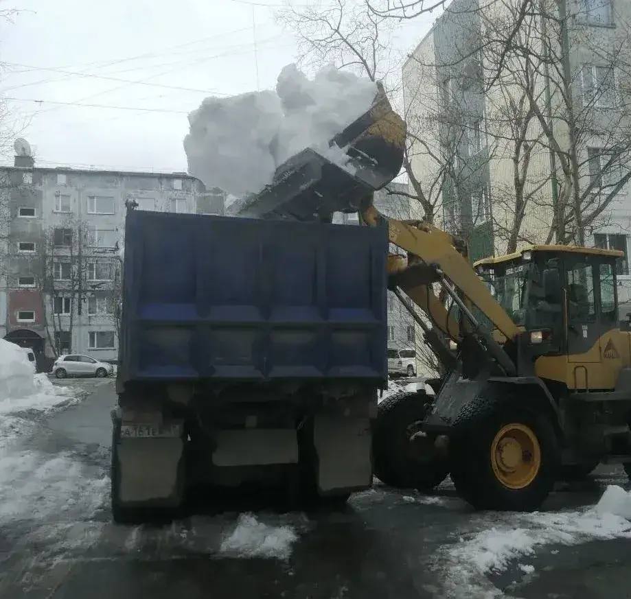 Город день за днем. 7 апреля 2026 года Коммунальные службы продолжают работы по расчистке и вывозу снежных масс Город день за днем. 7 апреля 2026 года Коммунальные службы продолжают работы по расчистке и вывозу снежных масс