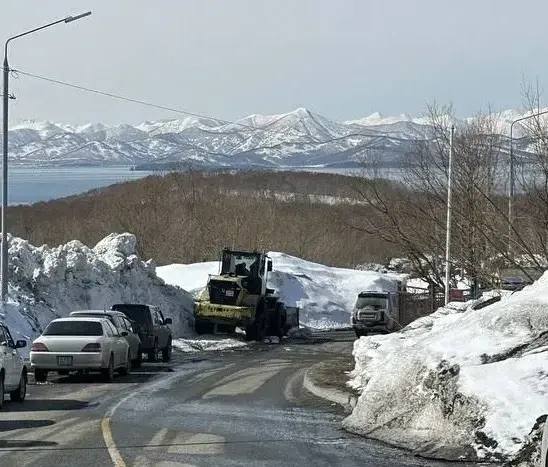 Город день за днем. 7 апреля 2026 года Коммунальные службы продолжают работы по расчистке и вывозу снежных масс Город день за днем. 7 апреля 2026 года Коммунальные службы продолжают работы по расчистке и вывозу снежных масс