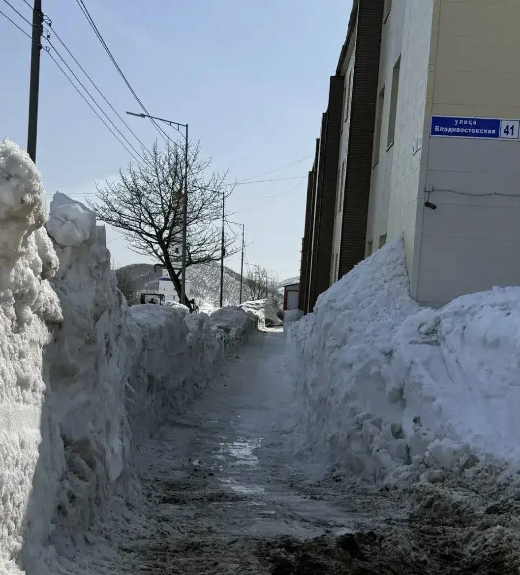 Город день за днем. 7 апреля 2026 года Коммунальные службы продолжают работы по расчистке и вывозу снежных масс Город день за днем. 7 апреля 2026 года Коммунальные службы продолжают работы по расчистке и вывозу снежных масс