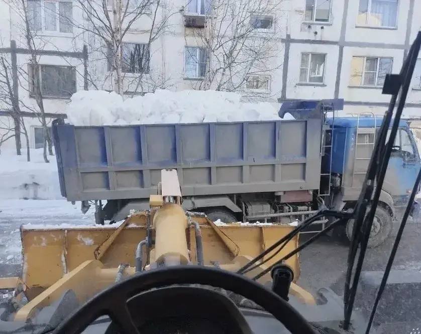 Город день за днем. 7 апреля 2026 года Коммунальные службы продолжают работы по расчистке и вывозу снежных масс Город день за днем. 7 апреля 2026 года Коммунальные службы продолжают работы по расчистке и вывозу снежных масс