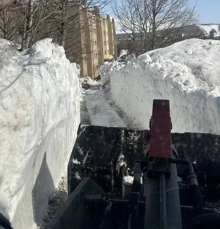 Город день за днем. 7 апреля 2026 года Коммунальные службы продолжают работы по расчистке и вывозу снежных масс Город день за днем. 7 апреля 2026 года Коммунальные службы продолжают работы по расчистке и вывозу снежных масс