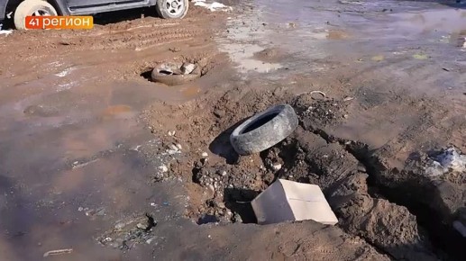 По ямам приходится проезжать автомобилистам на Тушканова в столице Камчатки • Без комментариев