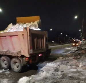 В ночную смену производилась уборка снежных валов и вывоз снежных масс на пр.Победы, ул. Арсеньева