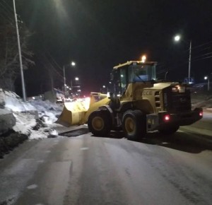 Город день за днем. 8 апреля 2026 года В ночную смену в Петропавловске-Камчатском велись работы по уборке снежных валов и вывозу снежных масс по пр. Победы и ул. Арсеньева