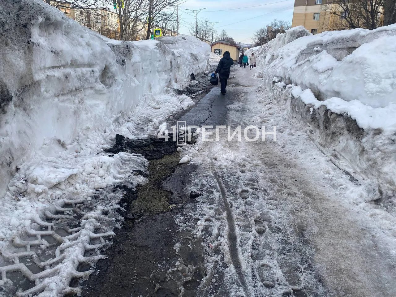 Жители Петропавловска-Камчатского недовольны уборкой снега на улице Тушканова Жители Петропавловска-Камчатского недовольны уборкой снега на улице Тушканова