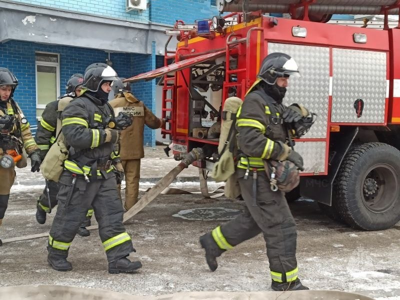 Огонь уничтожил потолки и мебель: квартира в пятиэтажке на Ларина выгорела за час