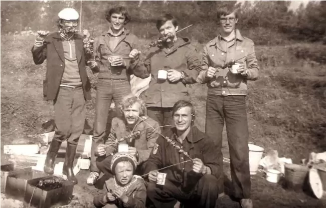 Как советские люди отмечали Первомай: традиции, пикники и незабываемые моменты