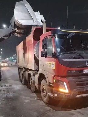 В Петропавловске-Камчатском в ночную смену велись работы по ввозу снега и обработке дорог потивогололедными материалами