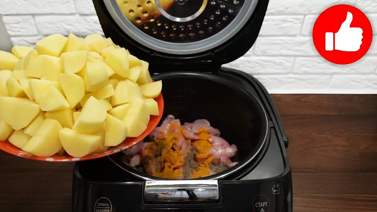 Сытное блюдо для всей семьи: картошка с курицей и грибами в мультиварке