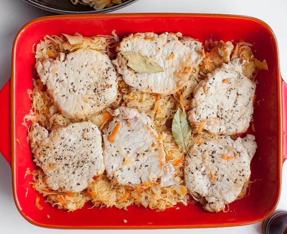 Свинина с квашеной капустой: быстро и вкусно!