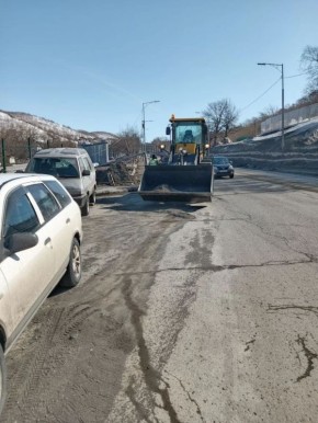 В Петропавловске-Камчатчатском ведутся работы по уборке дорог и восстановлению перильного ограждения после зимы