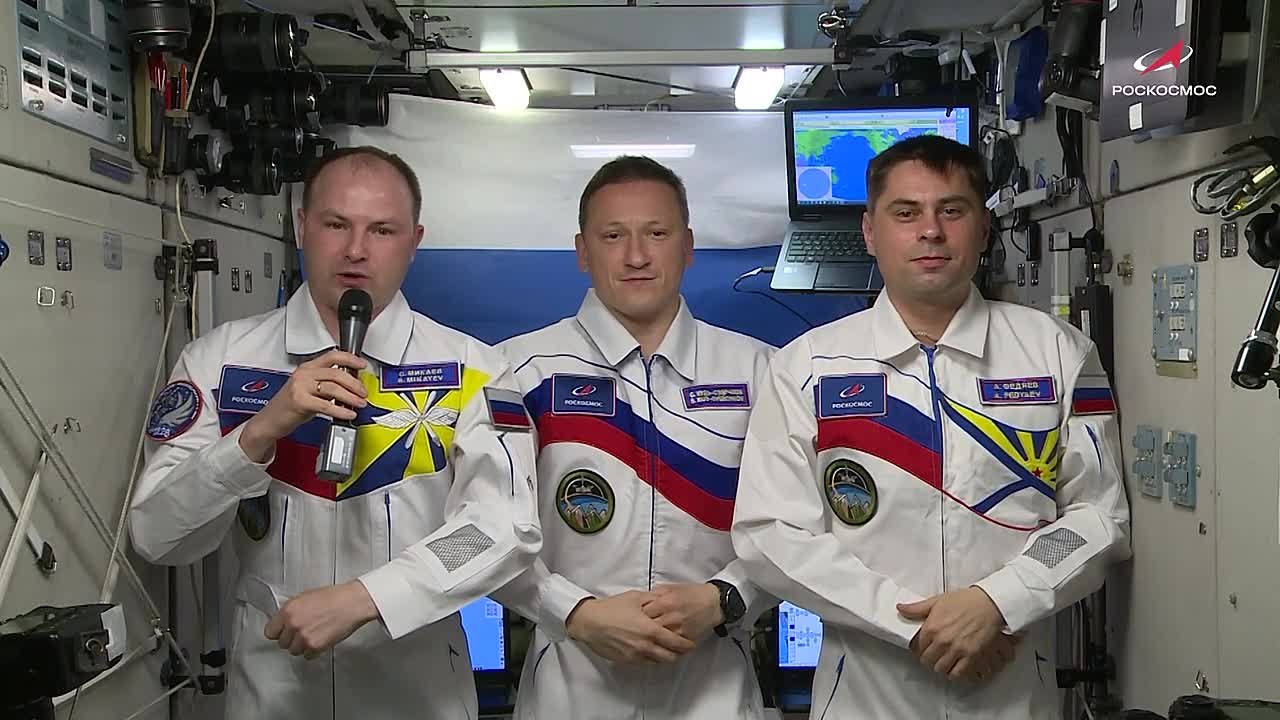 С днём космонавтики!. В первые минуты главного в космонавтике дня Сергей Кудь-Сверчков, Сергей Микаев и Андрей Федяев передают поздравление с борта МКС