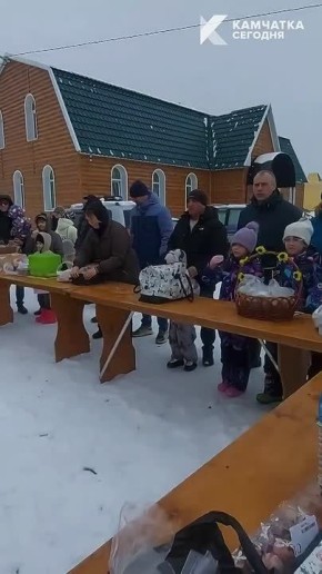 В храме преподобного Сергия Радонежского в микрорайоне Северо-Восток прямо сейчас проходит освящение пасхальных угощений