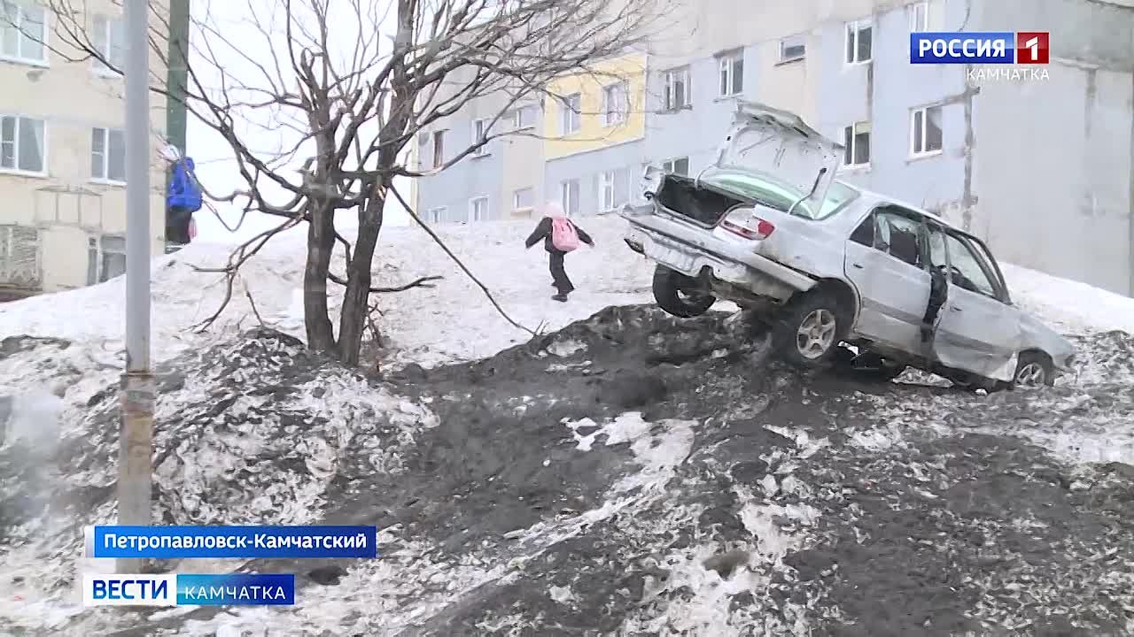 Опасная инсталляция новоявленного каскадёра на улице Пономарёва краевой столицы уже вовсю приковывает внимание детей