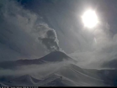 Даже если ваш день прошёл не гладко, берите пример с Авачинского вулкана - просто выпустите пар!