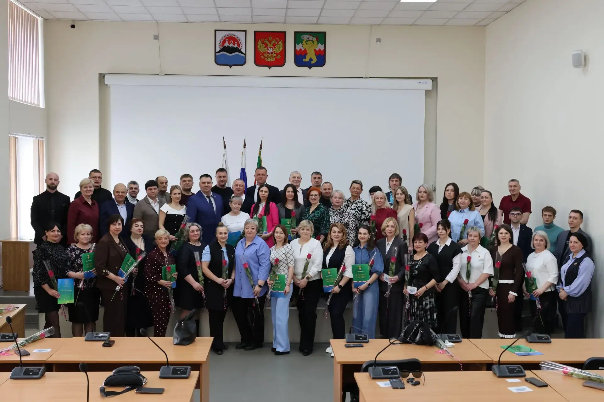 Председатель Елизовской территориальной избирательной комиссии вручила депутатские мандаты парламентариям, избранным в Думу Елизовского муниципального округа первого созыва