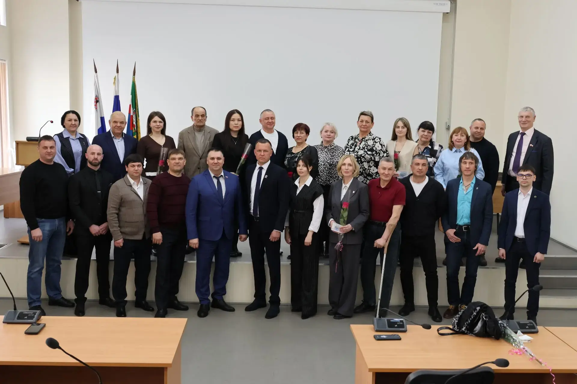 Председатель Елизовской территориальной избирательной комиссии вручила депутатские мандаты парламентариям, избранным в Думу Елизовского муниципального округа первого созыва Председатель Елизовской территориальной избирательной комиссии вручила депутатские мандаты парламентариям, избранным в Думу Елизовского муниципального округа первого созыва