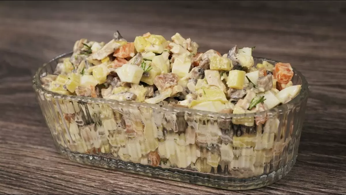 Легкий и вкусный салат «Невидимка», который станет звездой вашего стола