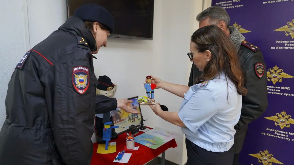 На Камчатке полицейские с общественниками подвели итоги регионального этапа Всероссийского конкурса поделок «Полицейский Дядя Степа-2026» На Камчатке полицейские с общественниками подвели итоги регионального этапа Всероссийского конкурса поделок «Полицейский Дядя Степа-2026»