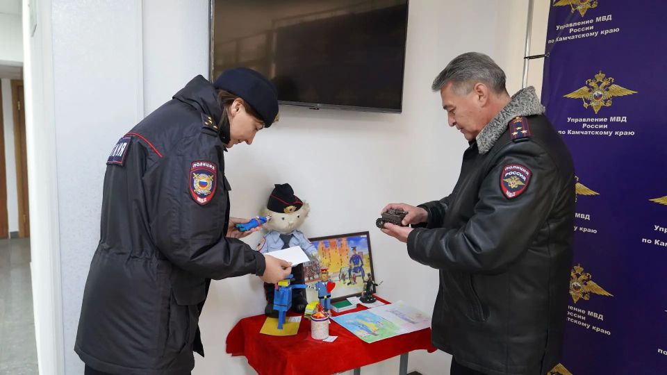 На Камчатке полицейские с общественниками подвели итоги регионального этапа Всероссийского конкурса поделок «Полицейский Дядя Степа-2026» На Камчатке полицейские с общественниками подвели итоги регионального этапа Всероссийского конкурса поделок «Полицейский Дядя Степа-2026»