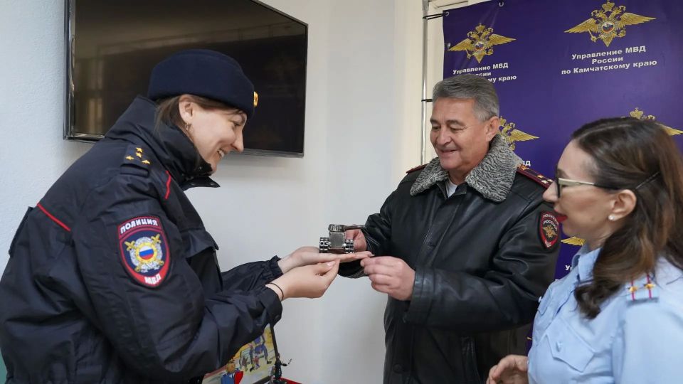 На Камчатке полицейские с общественниками подвели итоги регионального этапа Всероссийского конкурса поделок «Полицейский Дядя Степа-2026» На Камчатке полицейские с общественниками подвели итоги регионального этапа Всероссийского конкурса поделок «Полицейский Дядя Степа-2026»
