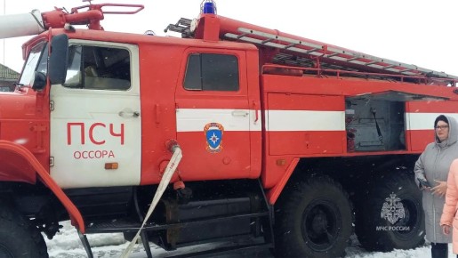 Побыли пожарными: школьники в Оссоре примерили боевую одежду и тушили из ствола