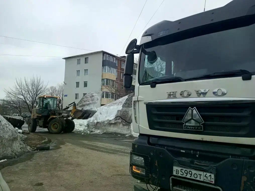 Город день за днем. 15 мая 2026 года В ПетропавловскеКамчатском бригады ручного труда и специализированная техника продолжают работы по уборке песка Город день за днем. 15 мая 2026 года В ПетропавловскеКамчатском бригады ручного труда и специализированная техника продолжают работы по уборке песка