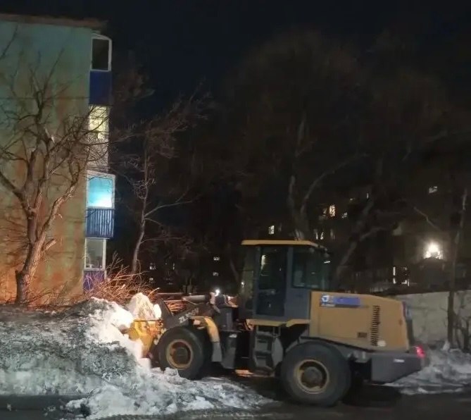 Город день за днем. 15 мая 2026 года В ПетропавловскеКамчатском бригады ручного труда и специализированная техника продолжают работы по уборке песка Город день за днем. 15 мая 2026 года В ПетропавловскеКамчатском бригады ручного труда и специализированная техника продолжают работы по уборке песка