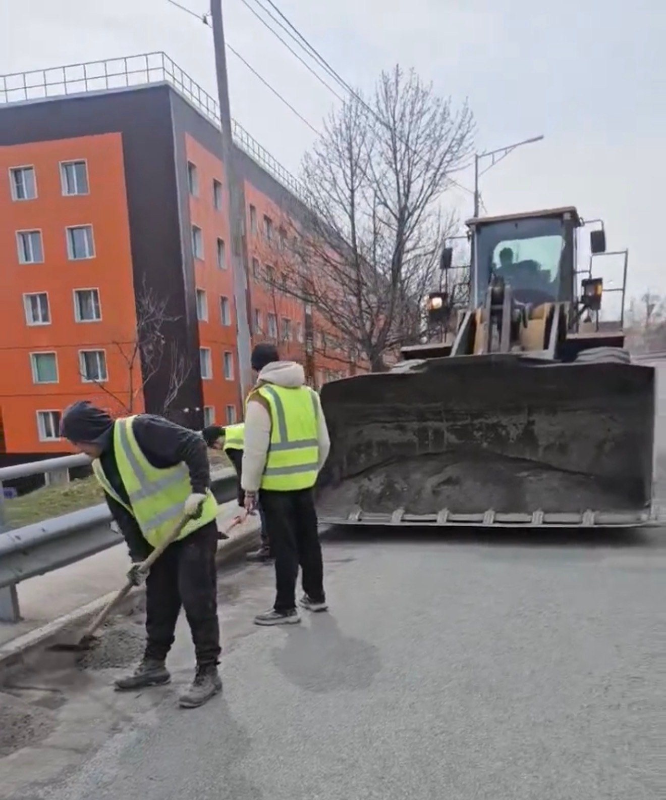 Город день за днем. 15 мая 2026 года В ПетропавловскеКамчатском бригады ручного труда и специализированная техника продолжают работы по уборке песка