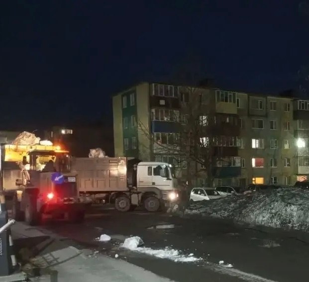 Город день за днем. 15 мая 2026 года В ПетропавловскеКамчатском бригады ручного труда и специализированная техника продолжают работы по уборке песка Город день за днем. 15 мая 2026 года В ПетропавловскеКамчатском бригады ручного труда и специализированная техника продолжают работы по уборке песка