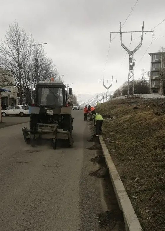 Город день за днем. 15 мая 2026 года В ПетропавловскеКамчатском бригады ручного труда и специализированная техника продолжают работы по уборке песка Город день за днем. 15 мая 2026 года В ПетропавловскеКамчатском бригады ручного труда и специализированная техника продолжают работы по уборке песка