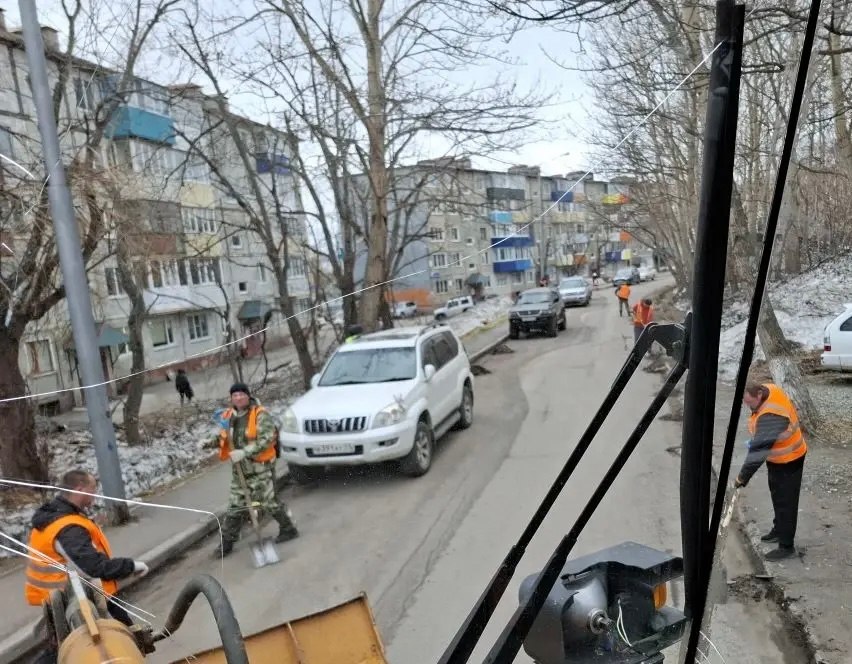 Город день за днем. 15 мая 2026 года В ПетропавловскеКамчатском бригады ручного труда и специализированная техника продолжают работы по уборке песка Город день за днем. 15 мая 2026 года В ПетропавловскеКамчатском бригады ручного труда и специализированная техника продолжают работы по уборке песка