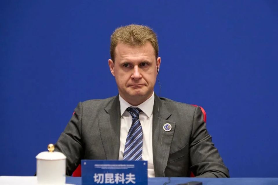 Более 170 участников с российской и китайской сторон - руководство и представители Минвостокразвития России, Министерства коммерции КНР и Бюро содействия инвестициям при Минкоммерции КНР, КРДВ, ВЭБ.РФ, регионов ДФО, крупного... Более 170 участников с российской и китайской сторон - руководство и представители Минвостокразвития России, Министерства коммерции КНР и Бюро содействия инвестициям при Минкоммерции КНР, КРДВ, ВЭБ.РФ, регионов ДФО, крупного...