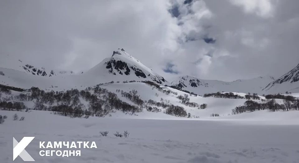 Облака уходят вдаль, и день тихо растворяется вместе с ними
